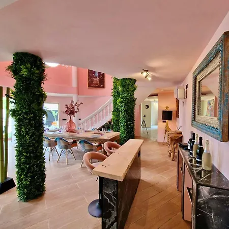 Flamingo Lujo Villa *